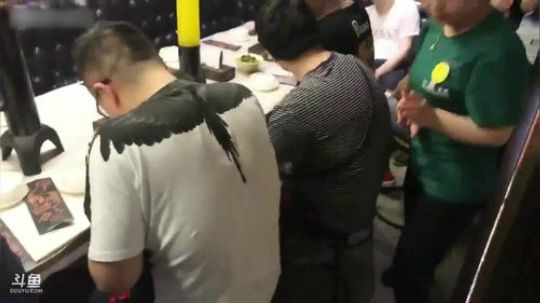 月夜枫首次户外直播：线下与小僵尸们聚餐