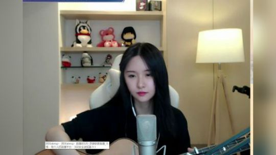 阿冷自弹自唱歌曲心爱的姑娘，深情演绎感动哭了