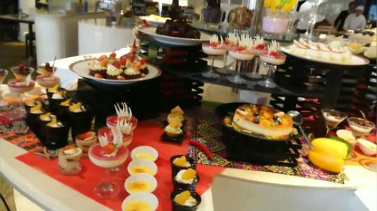 实拍泰国海鲜任食自助餐厅！大扇贝琵琶虾帝王蟹大鲍鱼随便敞开了