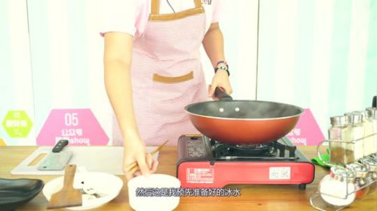家常小菜：金香诱人的鸡翅，做法十分的简单.