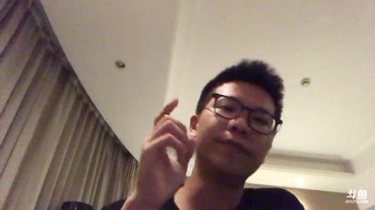 余小C：聊会比赛？恭喜rng！ 2018-05-20 22点场