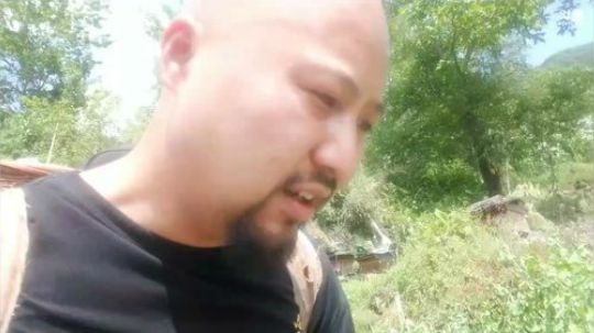 这个老爷子住的有点高哦 2018-05-20 14点场