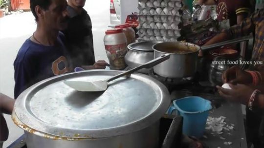 【印度街头美食】印度街头还有专门剥鸡蛋卖的！？阿三的菜谱让人