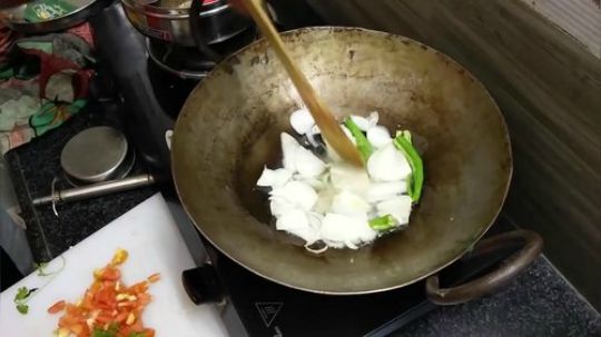 【舌尖上的印度】单身男孩制作蛋炒饭