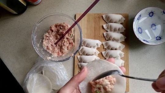 早餐吃个小姐姐做的豆腐猪肉煎饺，你能吃几个(ˉ﹃ˉ)