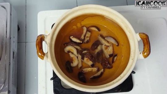 西兰花还能这样吃，西兰花蘑菇炖肉，做夜宵，不光美味还补