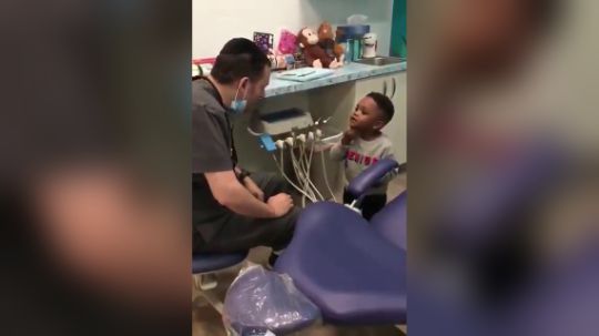 没有董卿也能成功!老外牙医超近景魔术逗小孩毫无破绽!