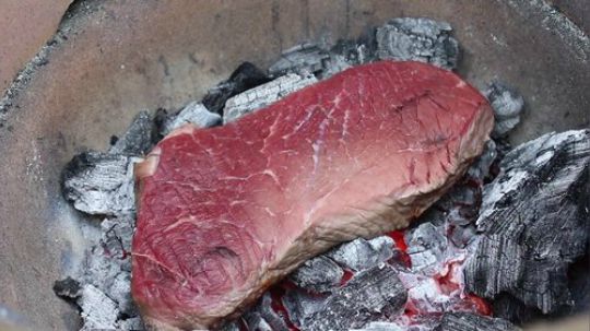 夜宵来一整块碳烤牛排，全是肉，咬一口，馋掉舌头(ˉ﹃ˉ)