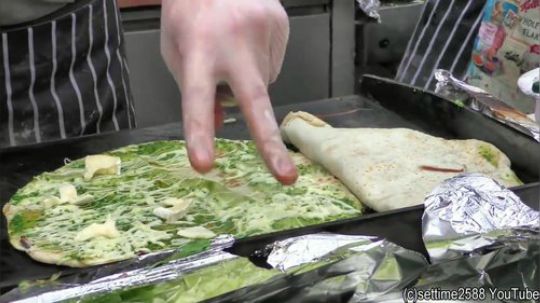 伦敦辣妹做美食，纹身瞩目吸引游客围观（干劲十足啊）.