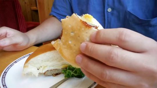 【寡默的美食家】《KOMEDA珈琲店》日式奶汁烤菜和汉堡（日