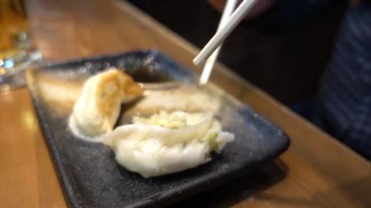 【寡默的美食家】東京馬喰町　两面炒面《あぺたいと》（日语生肉