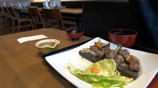 【寡默的美食家】《大戸屋》炭火直烤牛排套餐（日语生肉）