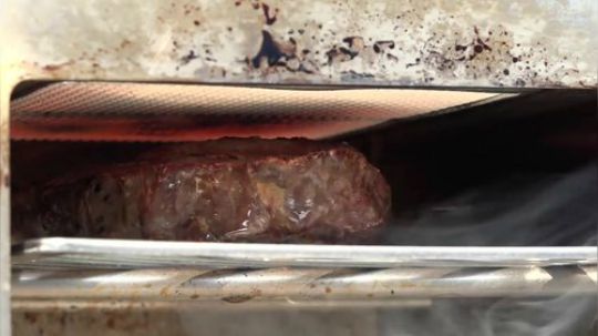 战斗民族小厨房 几种肉排的烤制和餐后甜点烤菠萝片配冰淇淋（