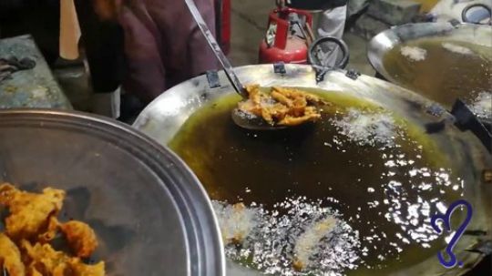 【巴基斯坦街头美食】巴铁兄弟街头炸鱼
