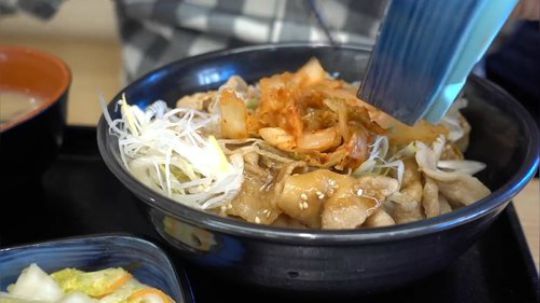 【寡默的美食家】《吉野家》的 人气复刻版 猪肉能量套餐（日语