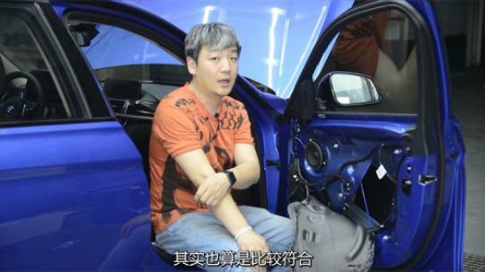 虽然整体用料还不错，但建议宝马3系车主依旧要多通风！