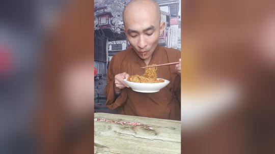 昨天标签被写成【佛系食堂】今天播一个佛系吃播