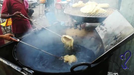 【巴基斯坦街头美食】巴铁兄弟教你做油炸飞饼~