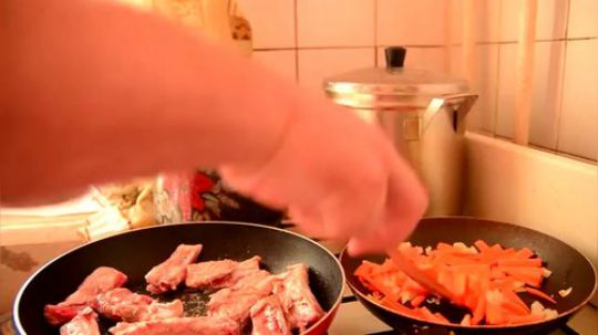 【俄罗斯家常菜】 俄版土豆排骨汤