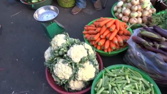 【越南胡志明市街头美食】带你去逛当地肉菜市场.