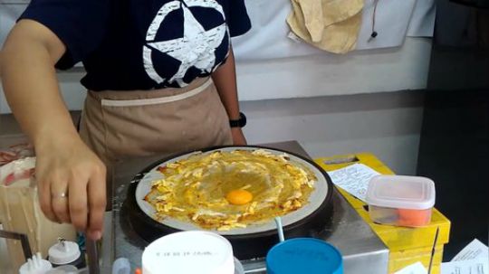 泰国街头多料煎饼果子.