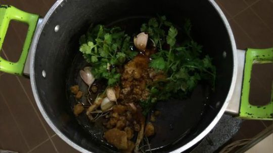 制作【泰国家常菜】泰式风味香菜黄焖鸡.