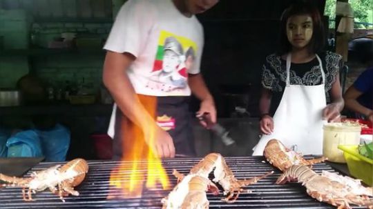 【缅甸街头美食】牛油风味炭烧大龙虾【都是肉】