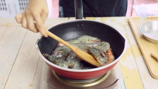 制作【三分钟快手泰国菜】【泰式蒜香辣炒大虾】