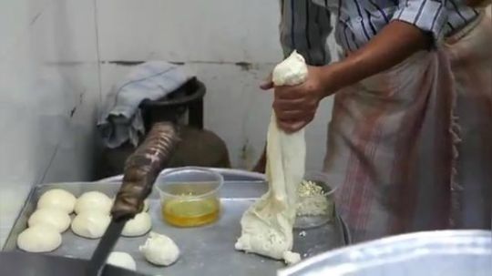 【印度街头美食】水泡饼蘸咖喱鹰嘴豆泥
