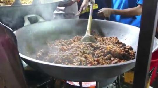 1000人巨型羊肉炒饭 - 印度尼西亚路边小吃 看的我好饿!