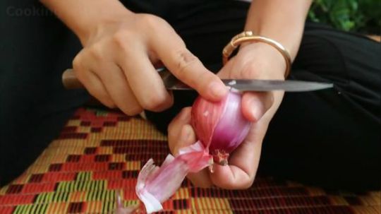 柬埔寨小姐姐做美味“琵琶虾”