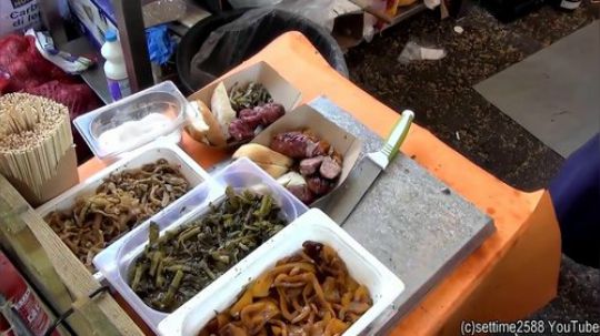 串肉炸弹来自南意大利。烤架上的猪肉和奶酪