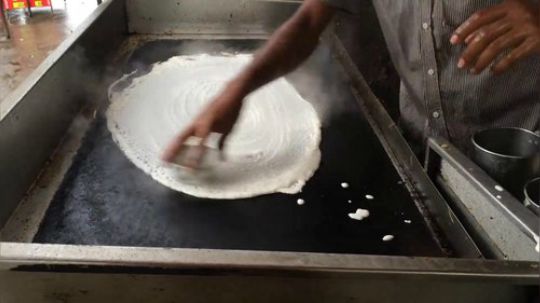 厨师尝试他的第一个最大剂量d印度街头食品
