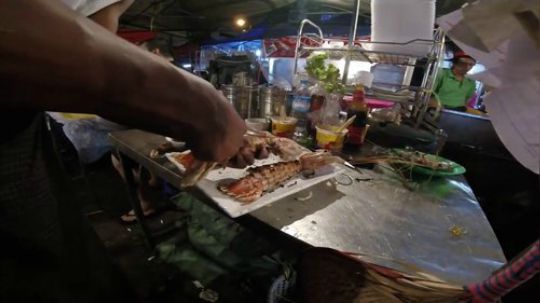 【东南亚街头美食】缅甸仰光夜市【炭烧皮皮虾】