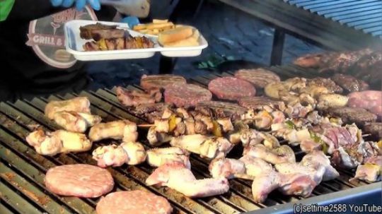 巨大的烧烤。猪肉，牛肉，鸡肉，香肠，汉堡，skewers和更