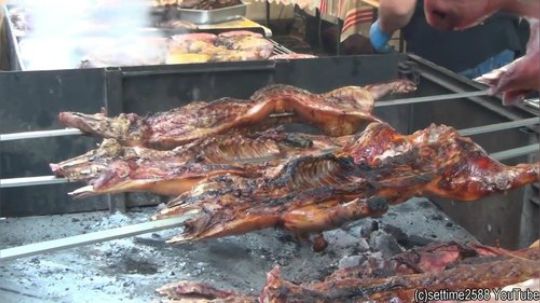 烤乳猪。都灵撒丁岛意大利街头食品 发现一只有诡异的光的乳猪