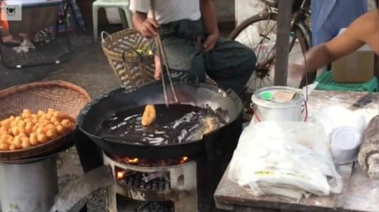 各种缅甸特色街头食品