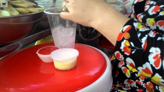 各种越南街头美食 鸭脆饼 鸡蛋汉堡 糖汉堡 泡龙眼 焦糖布丁