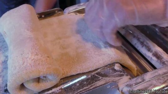 卡姆登镇手工制作的意大利面食。用芝士做锅 伦敦街头食品