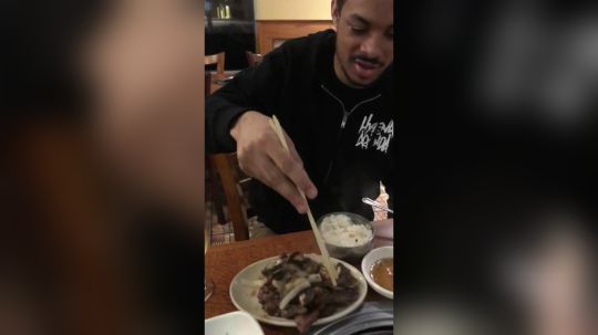 老妈丝毫不为所动!龙珠战士Z第一人对着老妈秀出用筷子绝学!