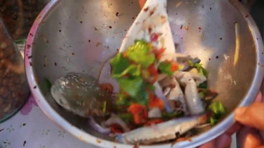 曼谷路边小吃 街头食品 - 活螃蟹芒果沙拉