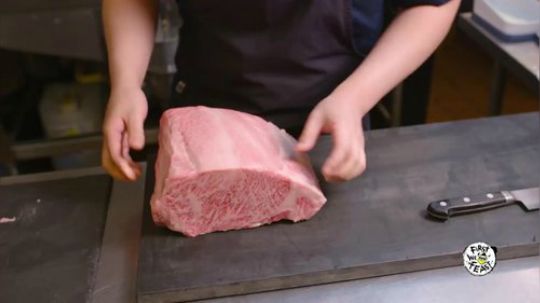 一家专卖和牛三明治的店，牛肉炸的适当好处还流着肉汁