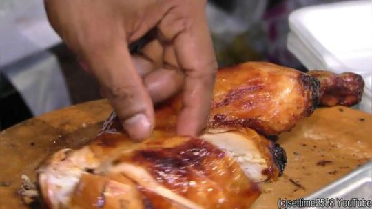 泰国街头食品。炭炉烤鸡。曼谷