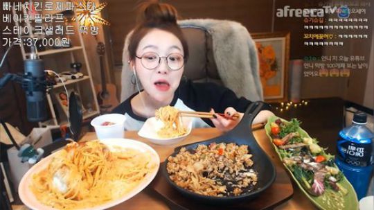 韩国炸鸡女孩最新吃播：玫瑰面食+培根抓饭+牛排沙拉！
