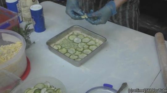 素食比萨饼的味道在Shoreditch，伦敦。世界食品街