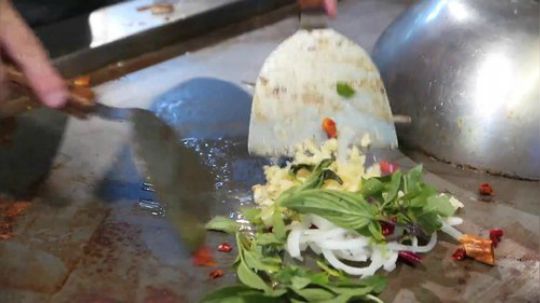 中国台湾路边小吃 街头食品 - 葱蓬蒿搅动油炸物蜗牛.