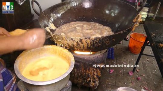 这种环境的羊肉串敢吃么 开挂民族街头炸羊肉串 印度美食