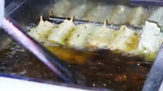 韩国美食街，各种美食应有尽有~.