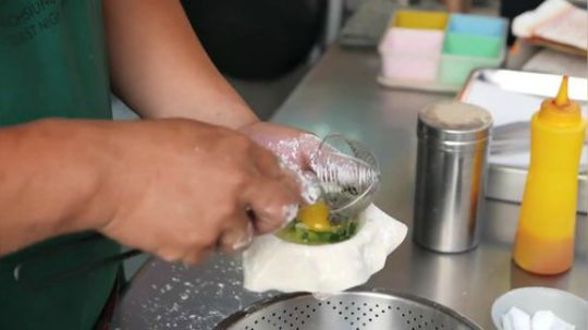 中国台湾路边小吃 街头食品街食品 - 油煎的牡蛎球 看的我好
