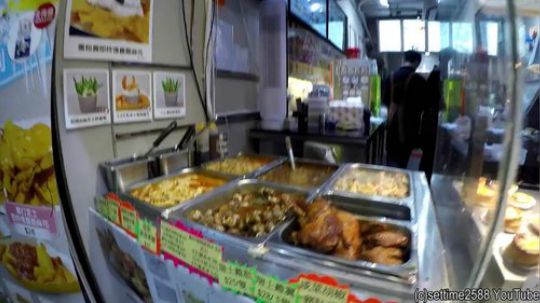 在中国香港吃蜗牛和牛肚。世界食品街.